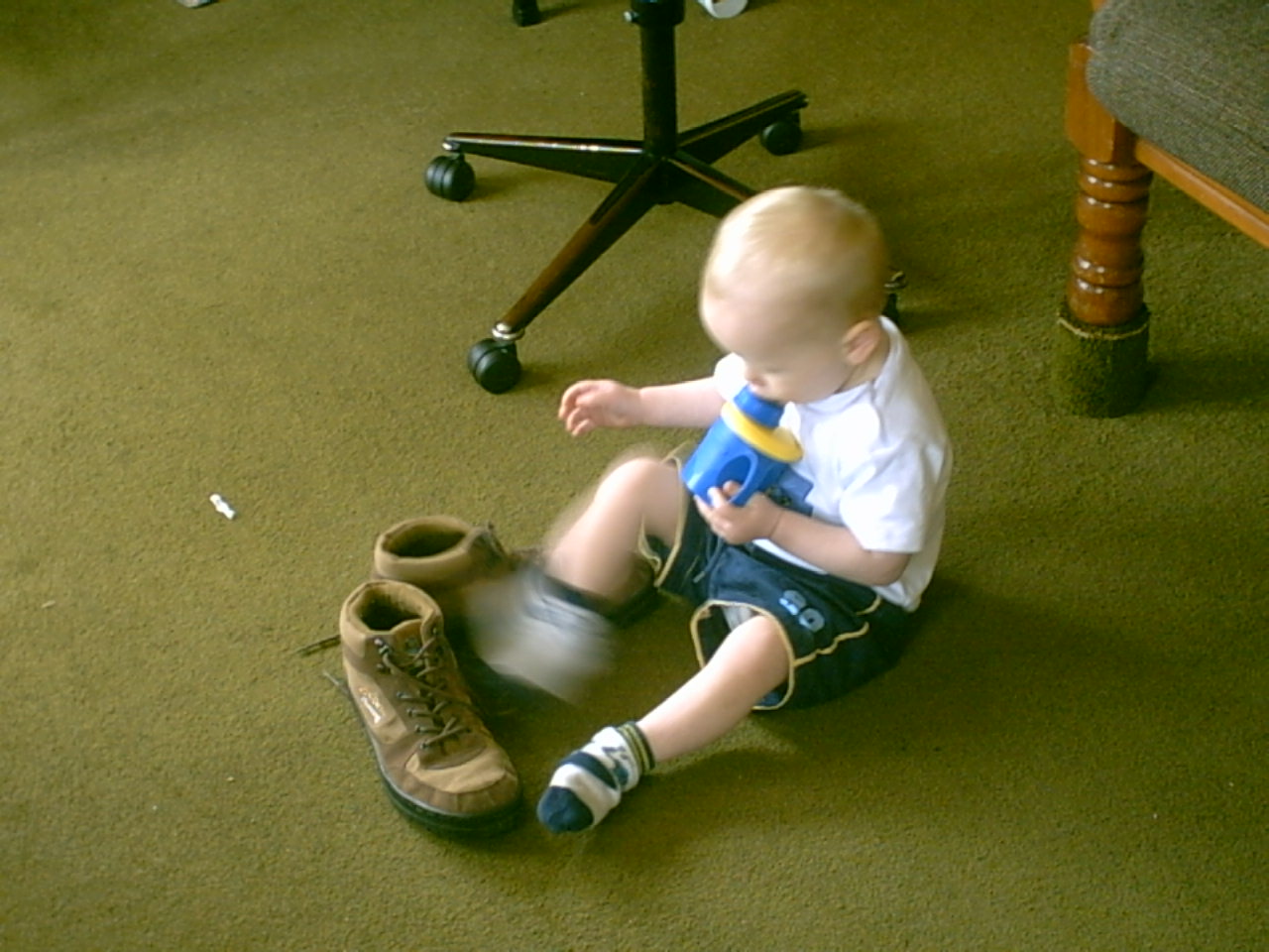 Luke/2004-11-12_Shoes/img00001.jpg