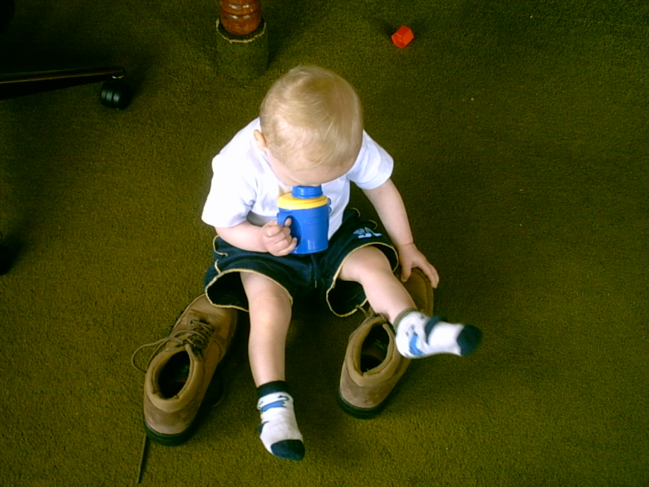 Luke/2004-11-12_Shoes/img00004.jpg