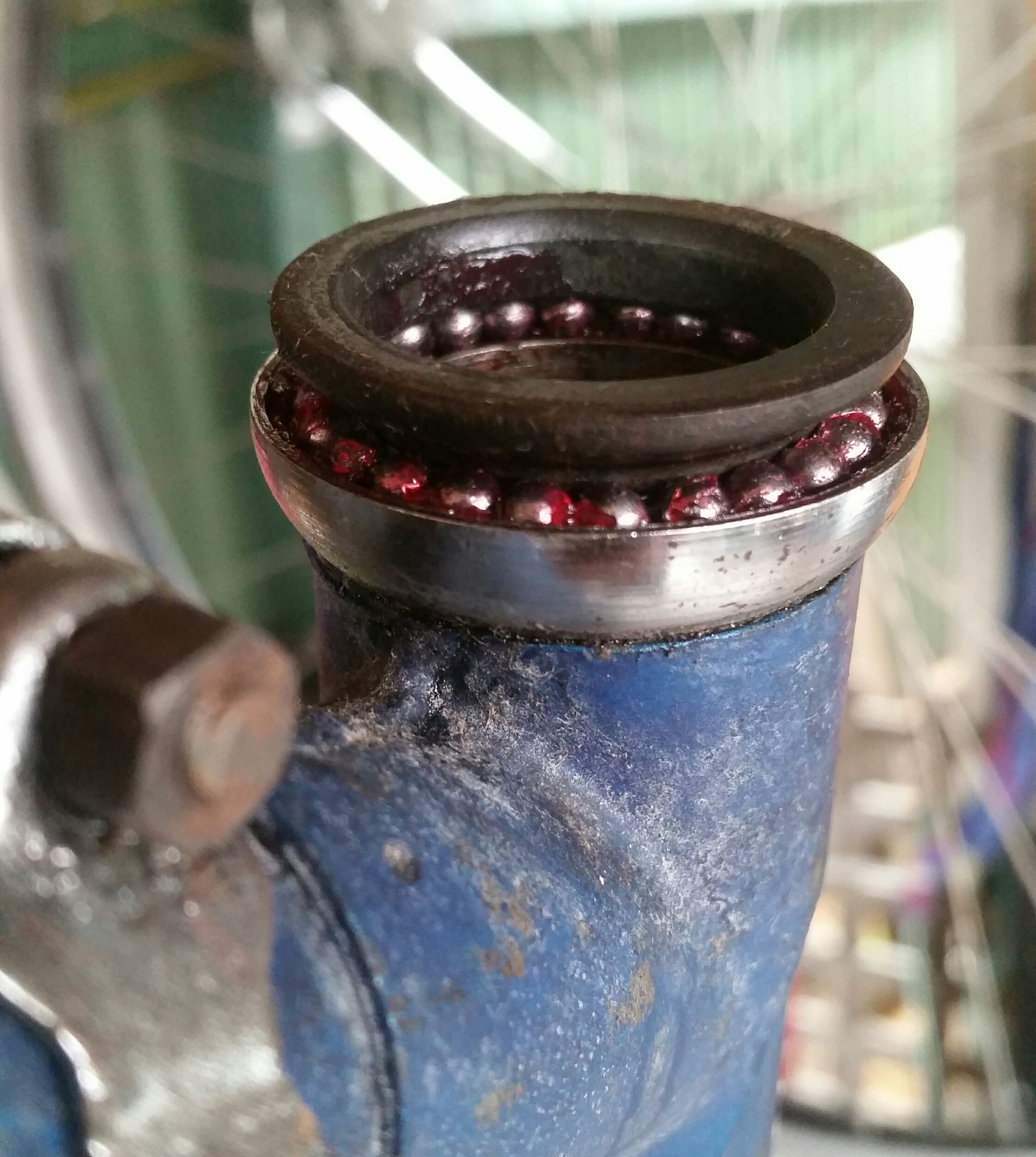 bikes/raleigh_arena/headset/20171231_132930_bottom-bearing-with-wrong-fork-race.jpg