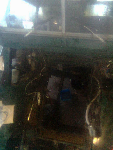 landrover/2008-01-21_202/Empty_engine_bay.jpg