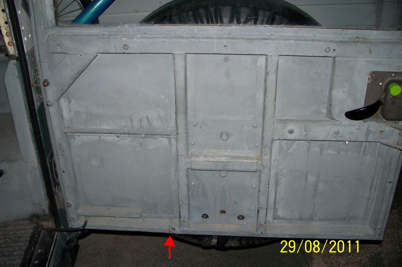 landrover/2011-08-29_rear_crack.jpg