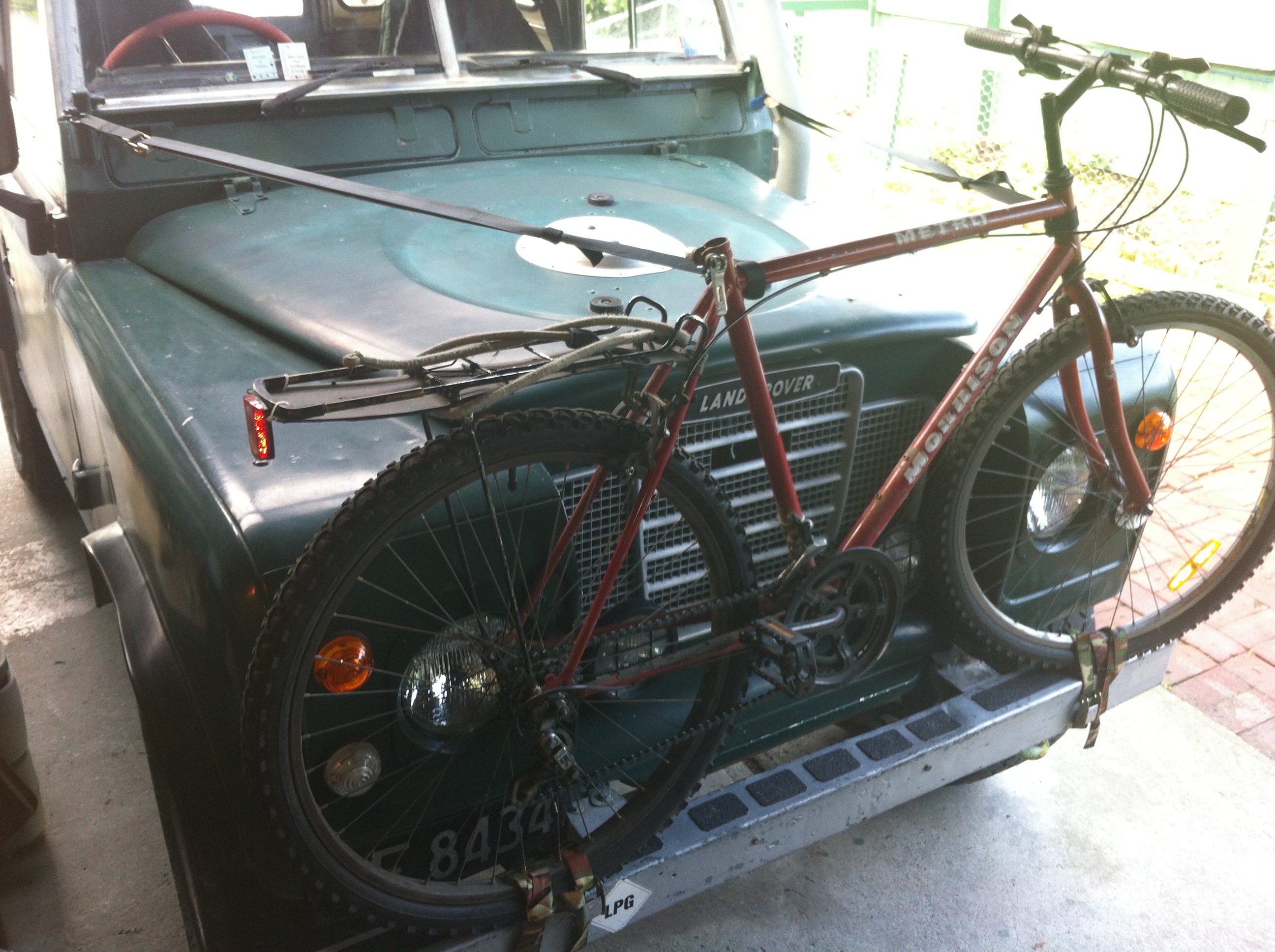 landrover/bikeonfront/1.jpg