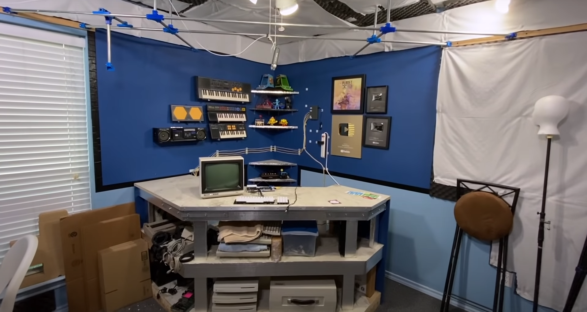 meeting-backgrounds/8-bit-guy-old-studio-wide.png