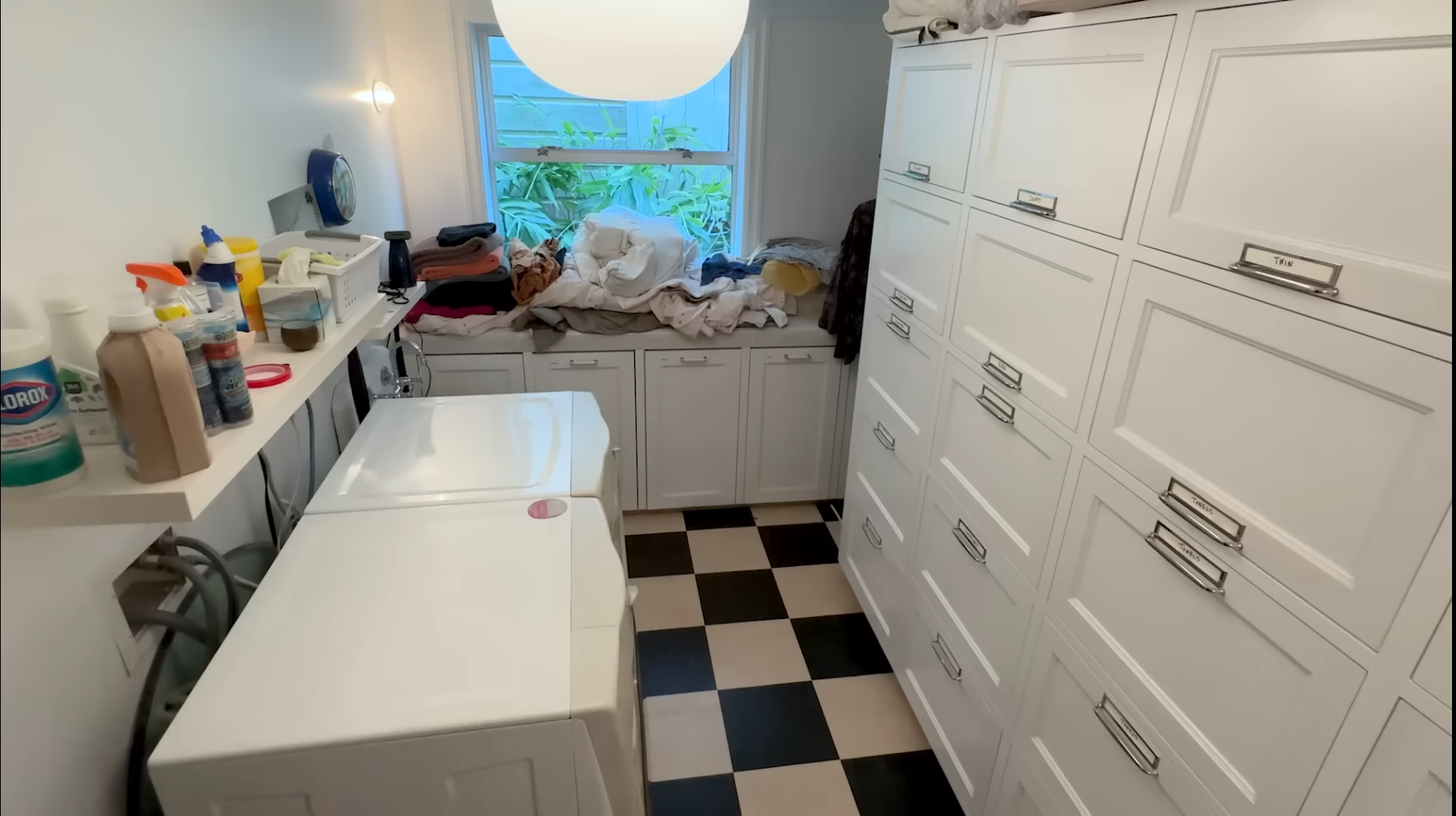 meeting-backgrounds/adam-savage-home_laundry2.png